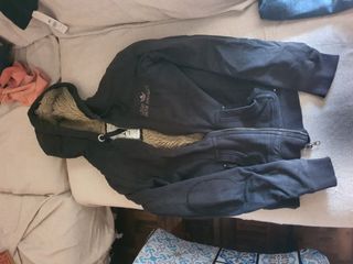 Chaqueta negra con capucha