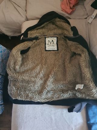 Chaqueta negra con capucha