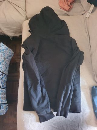 Chaqueta negra con capucha