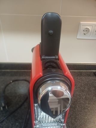 Cafetera roja compacta
