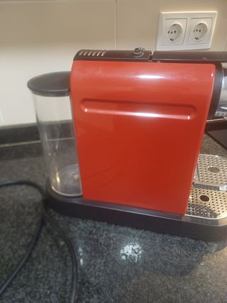 Cafetera roja compacta