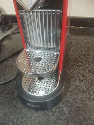 Cafetera roja compacta