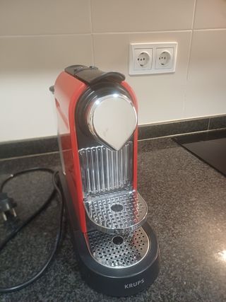 Cafetera roja compacta