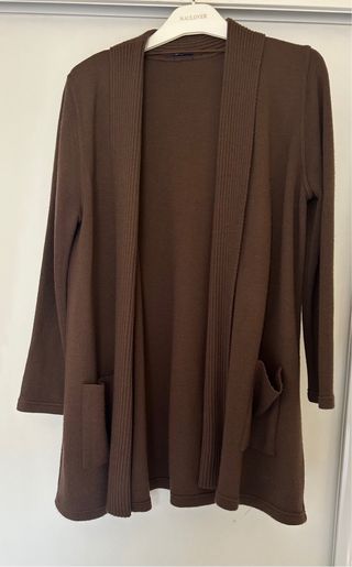 Chaqueta larga marrón de punto