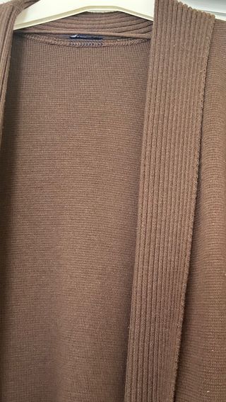 Chaqueta larga marrón de punto