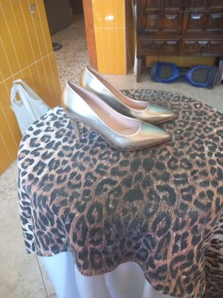 Zapatos tacón dorado mujer