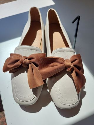 Manoletinas beige con lazo marrón