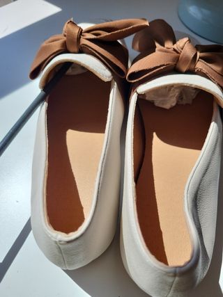 Manoletinas beige con lazo marrón