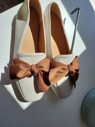 Manoletinas beige con lazo marrón