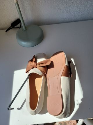 Manoletinas beige con lazo marrón