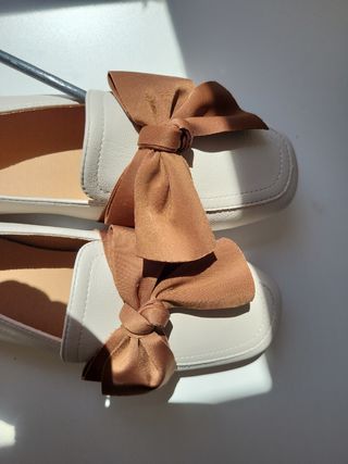 Manoletinas beige con lazo marrón