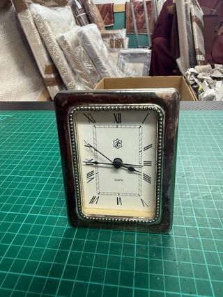 Reloj de sobremesa plateado