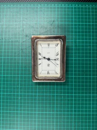 Reloj de sobremesa plateado