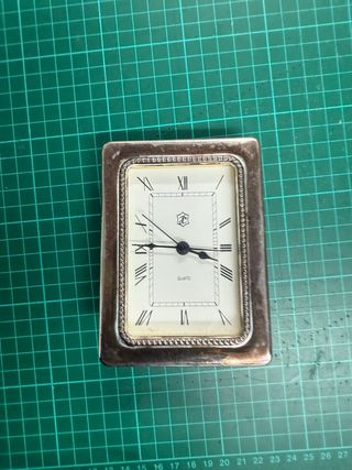 Reloj de sobremesa plateado