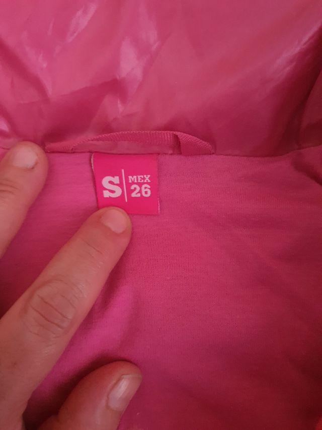 Chaqueta rosa impermeable