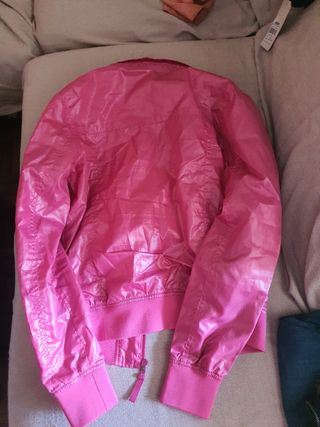 Chaqueta rosa impermeable