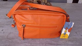 Bolso de mano y bandolera de  piel 
