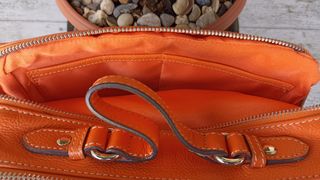 Bolso de mano y bandolera de  piel 