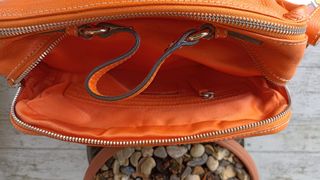 Bolso de mano y bandolera de  piel 