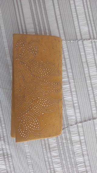 Bolso de mano mostaza con brillantitos