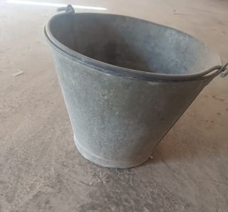 Cubo metálico antiguo gris