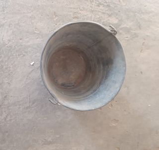 Cubo metálico antiguo gris