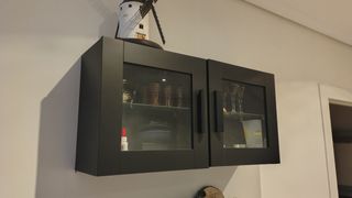  Mueble Vitrina negra con puertas de cristal