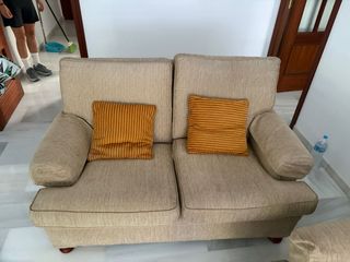 2 Sofás, 3 y 2plazas beige.