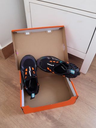 Zapatillas Tenth negras y naranjas ; Talla 33