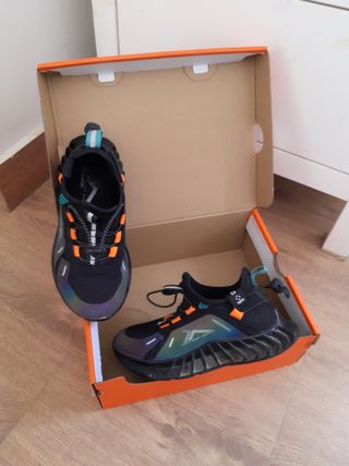 Zapatillas Tenth negras y naranjas ; Talla 33