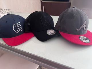 3 Gorras Jordan, Etnies, New Era