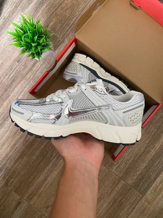 Zapatillas Nike Zoom Vomero 5 - Plata/Blanco