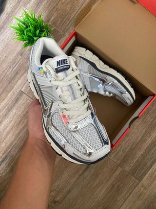 Zapatillas Nike Zoom Vomero 5 - Plata/Blanco