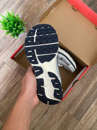 Zapatillas Nike Zoom Vomero 5 - Plata/Blanco