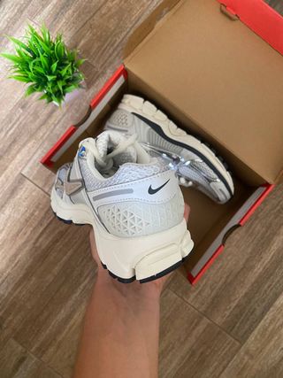 Zapatillas Nike Zoom Vomero 5 - Plata/Blanco