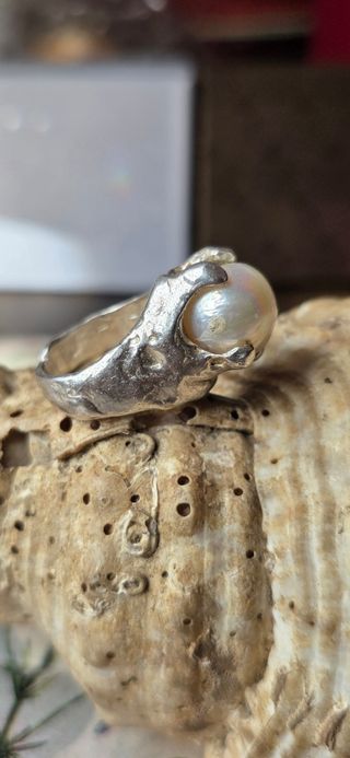 Anillo plata de ley y perla barroca brutalista 