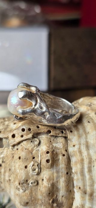 Anillo plata de ley y perla barroca brutalista 