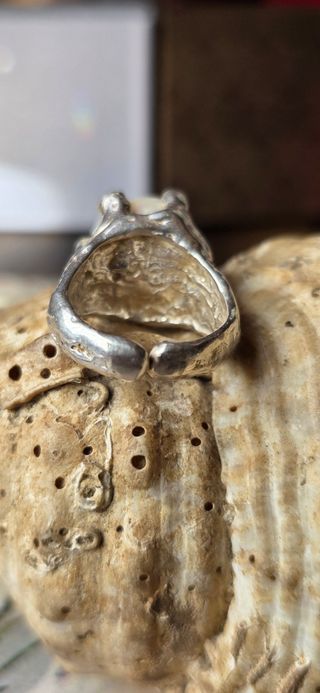 Anillo plata de ley y perla barroca brutalista 