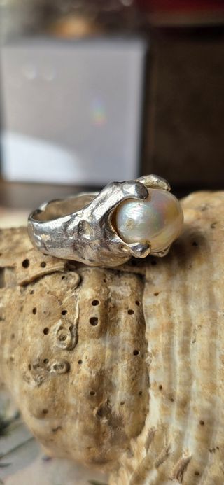 Anillo plata de ley y perla barroca brutalista 