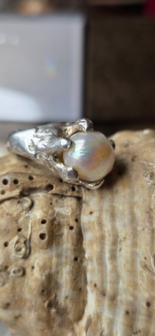 Anillo plata de ley y perla barroca brutalista 