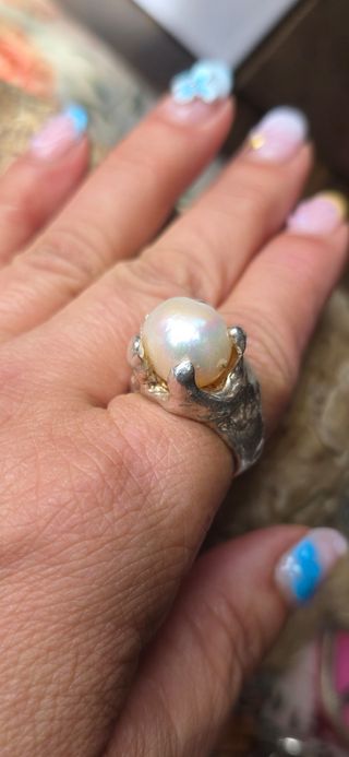 Anillo plata de ley y perla barroca brutalista 