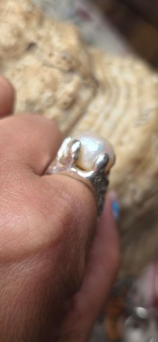 Anillo plata de ley y perla barroca brutalista 