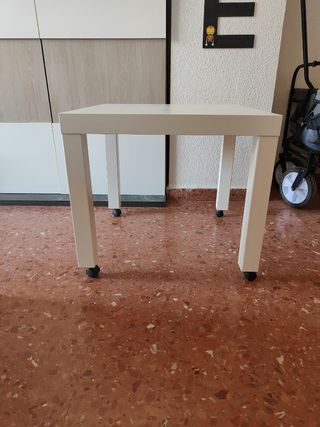Mesa auxiliar blanca de madera