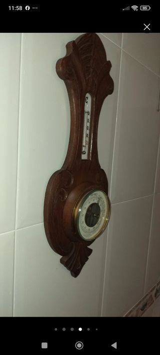 Barómetro y termómetro antiguos de madera