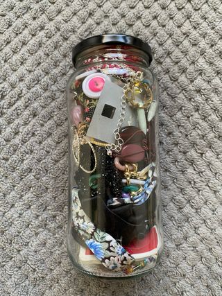 Bote con accesorios varios