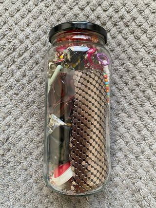 Bote con accesorios varios