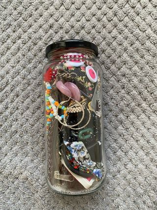 Bote con accesorios varios