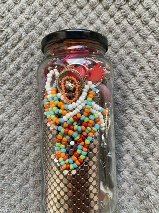 Bote con accesorios varios