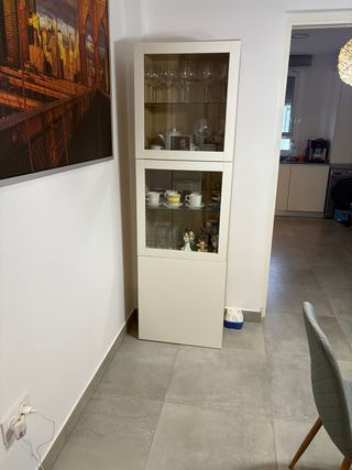 Vitrina blanca con puertas de cristal