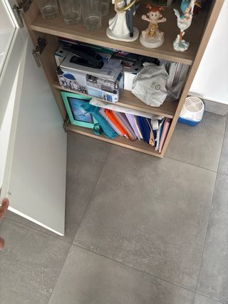 Vitrina blanca con puertas de cristal